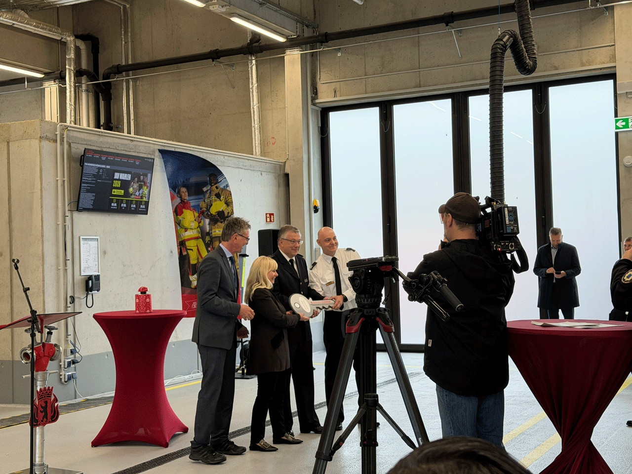 Feuerwache Hohenschoenhausen Einweihung Halle Schluesseluebergabe Kamerateam Berliner Feuerwehr Neubau Feuerwache Hohenschoenhausen Einweihung Halle Schluesseluebergabe Kamerateam Berliner Feuerwehr Neubau
